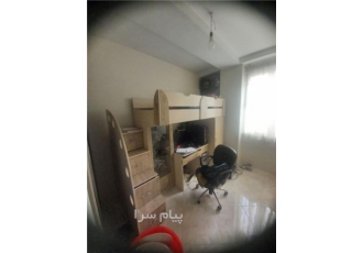 تخت کم جا نوجوان