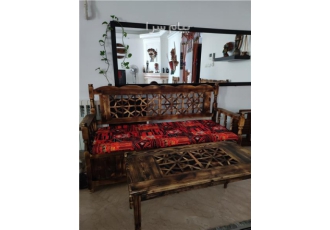 مبل سنتی چوب روسی هست و اینکه رویه پارچه چینی رنگ بسیار شاد مبل ها