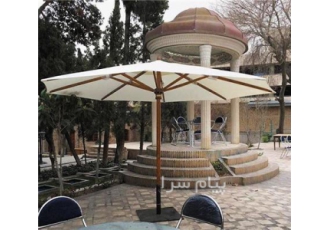 چتر پایه وسط باغی