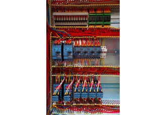 ساخت و تعمیر تابلو برق / برنامه ریزی PLC / اینورتر / HMI در اصفهان