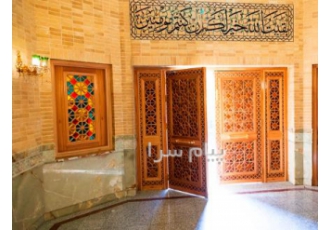 پنجره چوبی سنتی و دارای قوس با طرح ساده و شیشه رنگی در پاکدشت گروه هنری
