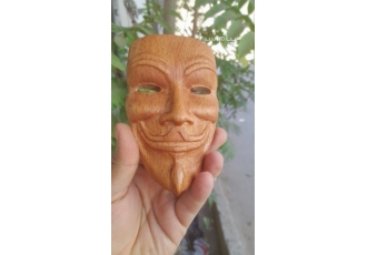 ماسک چوبی تزیینی ماسک چوبی تزیینی بطول ده سانتیمتر و عرض حداکثر ده